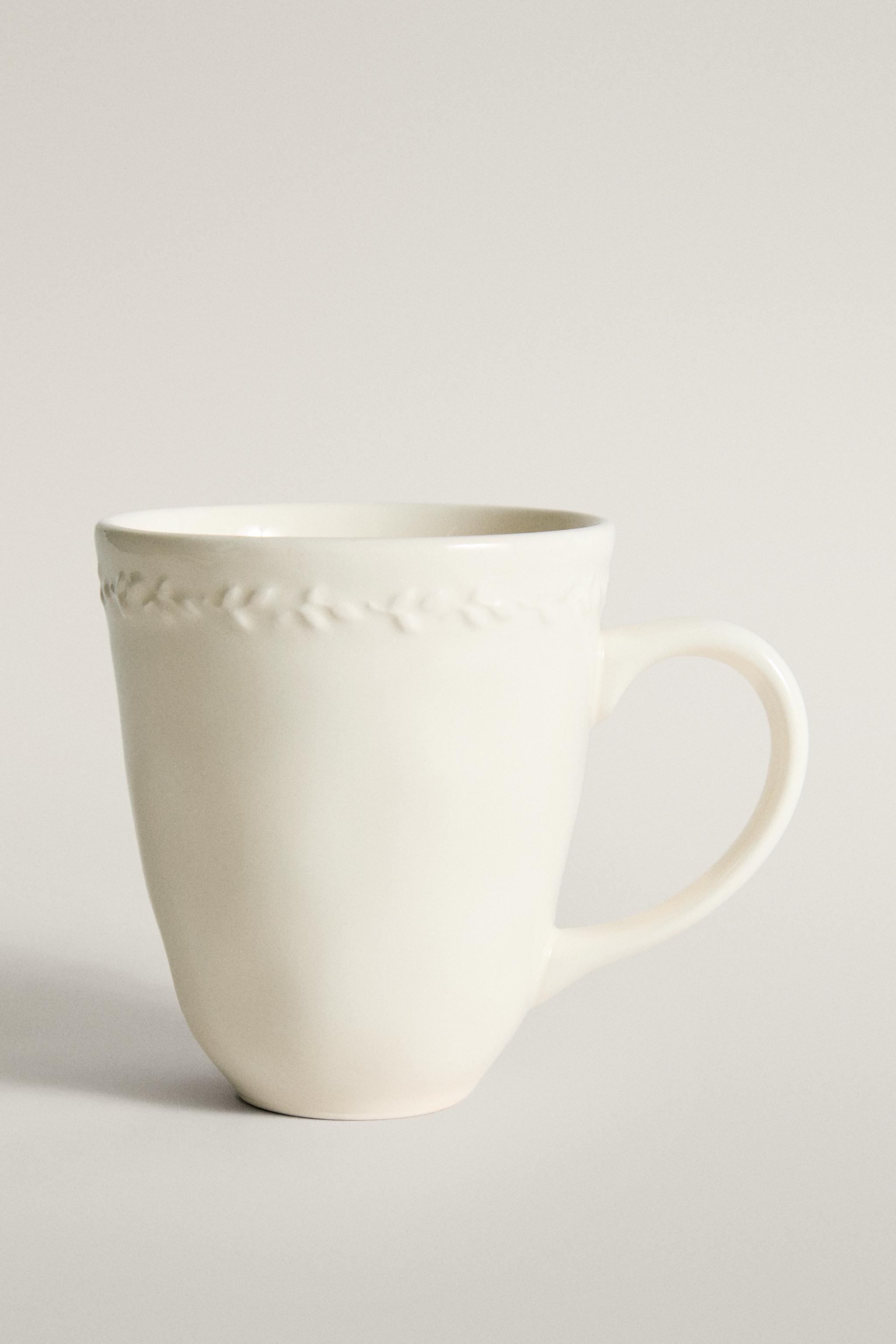 TASSE EN FAÏENCE À BORD RELIEF